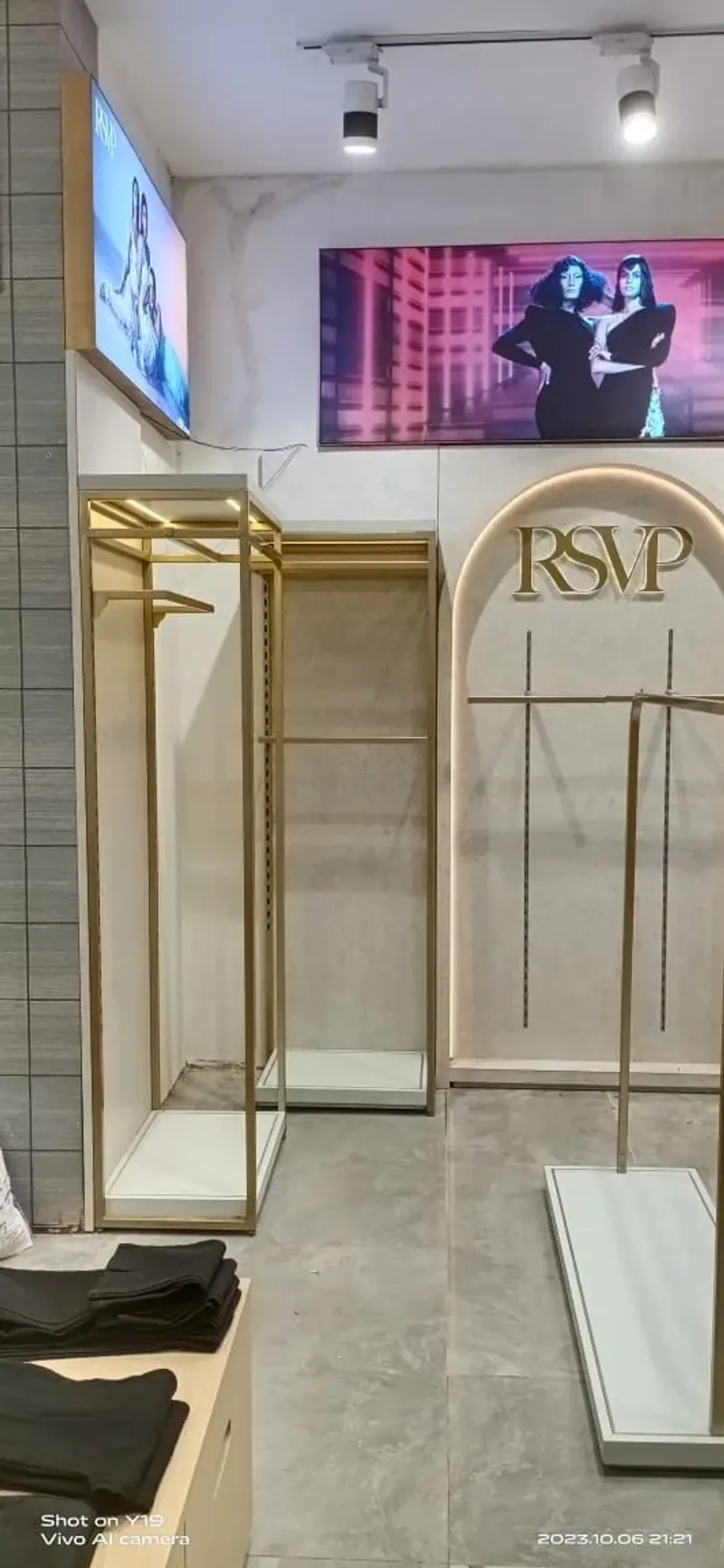 Retail fixtures project by Metro Art