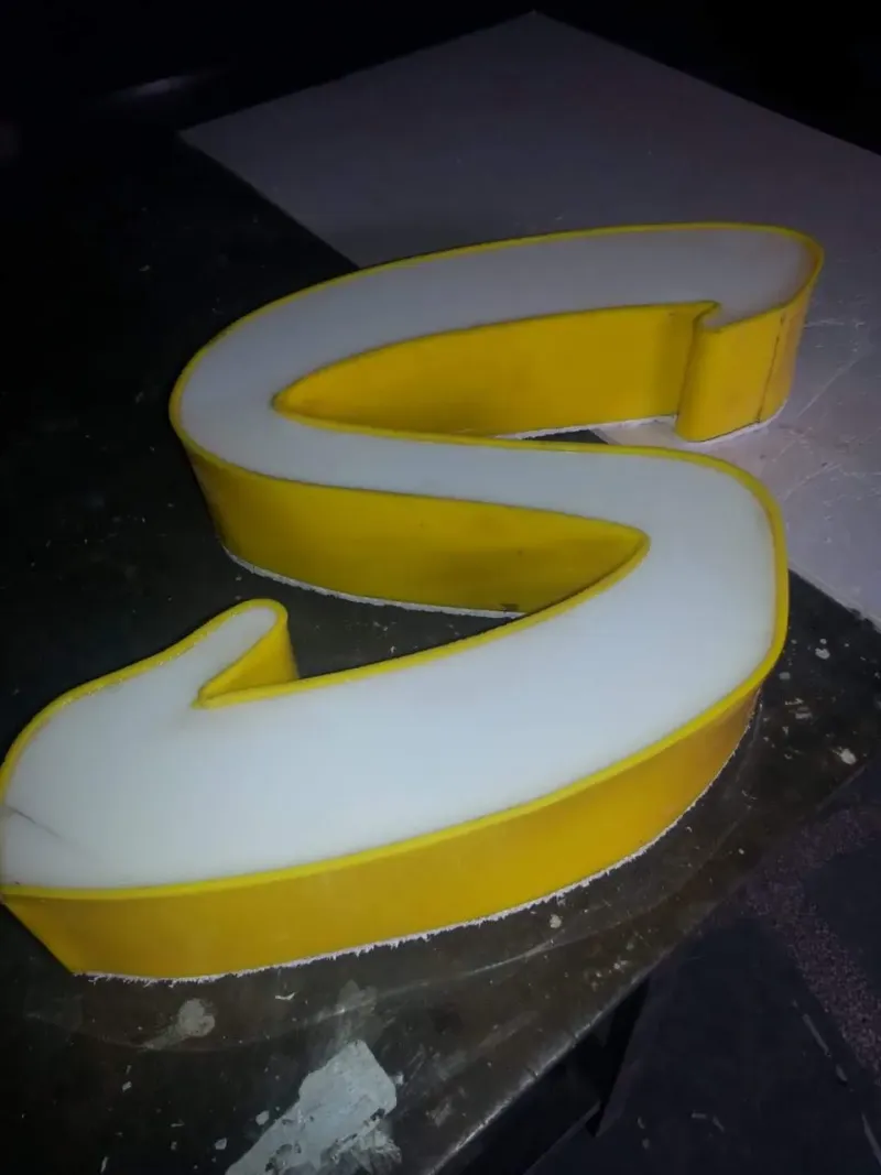 Illuminated façade letters